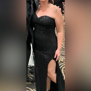 The loose feathered arms straps I had removed. dress is stretchy can fit 12-18